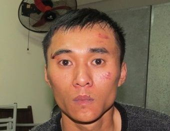 'Ngáo đá' cầm dao, bắt nhân viên quán bar làm con tin